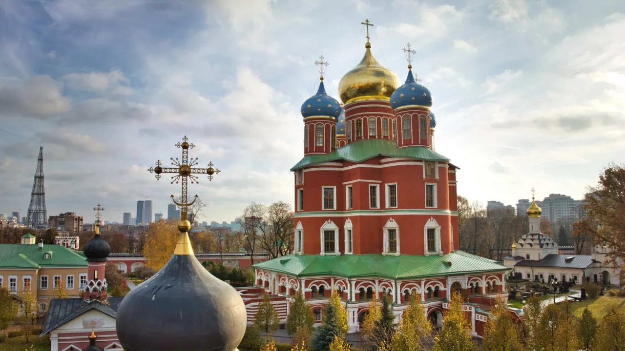 Донской монастырь в центре современной Москвы