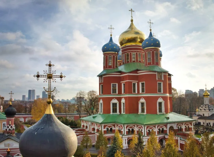Донской монастырь в центре современной Москвы